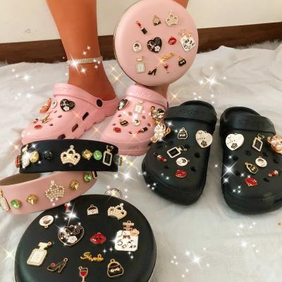 China Summer Hottest Women Garden Shoes Sandals Breathable Ladies Outdoor Beach Flat Clogs Hole Shoes Slippers for sale