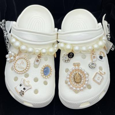 China Women's Breathable Clogs&Mules Breathable Women's Diamond Pearl Chain Garden Hole Non-Slip Outdoor Shoes for sale