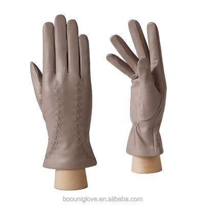 China Material Fitting Fashionable Cream Color Ladies Driver Gloves For Warm Winter for sale