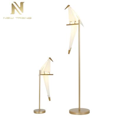 China Modern New Design Indoor Decoration Bedside Frame Plastic Crane Led Art Table Light for sale