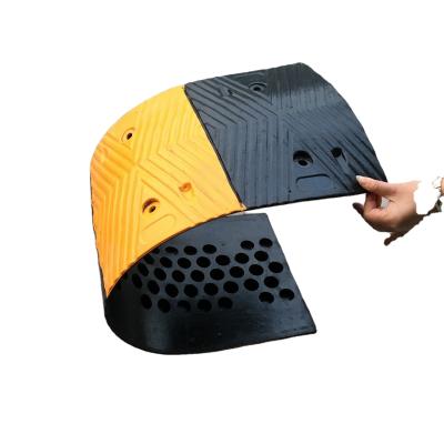 China Anti-pressure 1000*350*50mm Design Popular Road Bump High Black Yellow Rubber Speed ​​Bump for sale