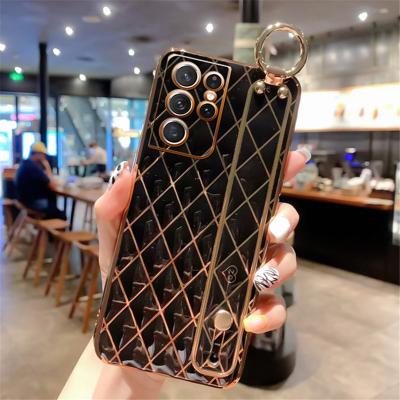 China Luxury Shockproof Gold Plating Wristband Stand Case For Samsung S22 S21 Plus Note 20 Ultra A22 A52 A72 A32 A12 F62 M60 Soft Silicone Cover for sale