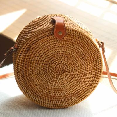 China High Quality Plain Weave The Round Handwoven Closure Leather Rattan Straw Bag for sale