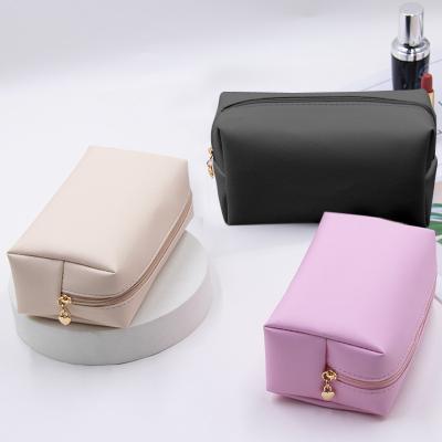 China Hot Selling Colorful Plastic Holographic Plastic Makeup Bag Travel Fashion PVC Zipper Zipper Holographic Bag for sale