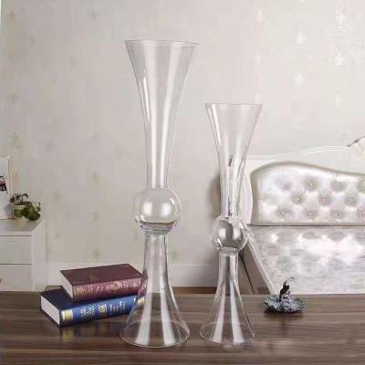 China Hot Sale Minimalist Centerpiece Tall Curvy Wedding Glass Vase for sale