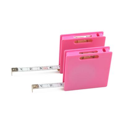 Chine Wintape mignon petit porte-clés carré bande plastique mesure portable avec niveau de site de mesure produit cadeau promotionnel à vendre