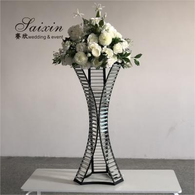 China ZT-538B Último desenho de triângulo suporte de flores pretas com prismas de cristal para centrais de casamento à venda