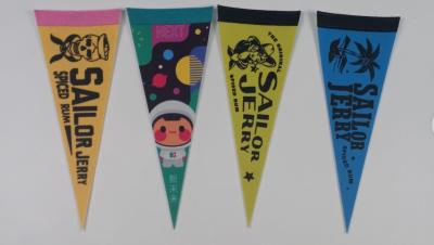 Chine OEM Logo Printed Felt Pennant Banner, drapeaux d'intérieur de fanion de lycée à vendre