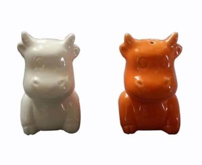 China Sustainable Ceramic Cow Shape Salt And Pepper Keeper S/2 Salt And Pepper Shakers for sale