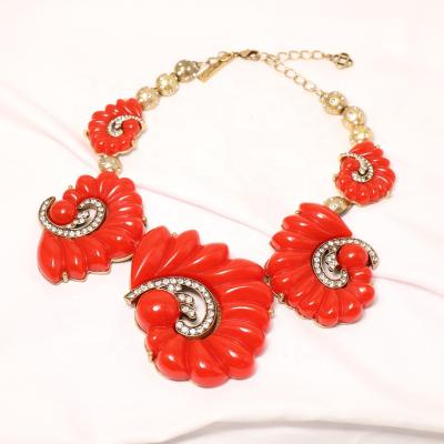 China CLASSIC Red White Conch Instant Drill Chain Resin Personality Temperament Temperament Female Short Chain for sale