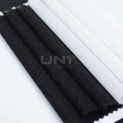 China Materiales blandos y duraderos de entrelazo de tejido fusionable para prendas de vestir profesionales en venta