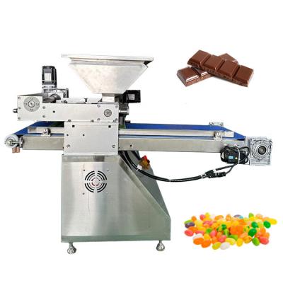 China Máquina de fabricación de caramelos al por mayor con gomita de jalea de pequeña producción de chocolate con pastillas de chocolate máquina depositadora de caramelos duros en venta