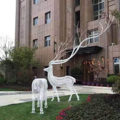 China Creative and Attractive New Design Creative Metal Christmas Deer with Super Long Antler Christmas Deer for sale