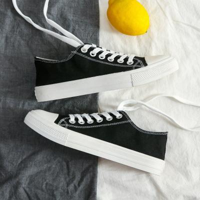 China Fashion Trend Factory Wholesale New Design Vulcanized Shoes Slip On Empty Black White Breathable Canvas Fashionable Casual Men Sneakers Shoes for sale