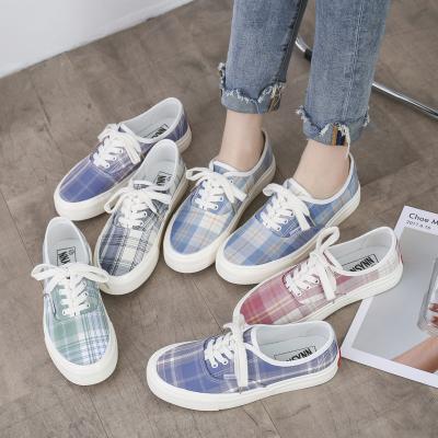 China Fashion Trend Vulcanized Skateboard Shoes Lattice Print Design Canvas Trendy Casual Women Walking Retro Unisex Flat Shoes Sneakers for sale