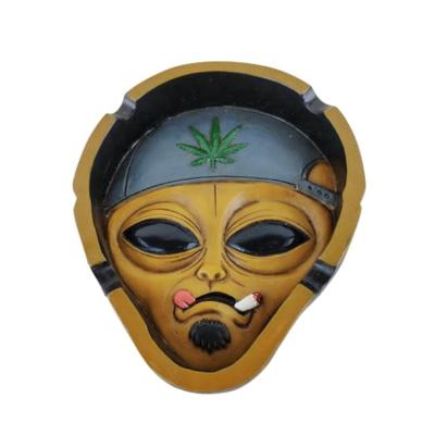 China Custom Resin Shape Craft Alien Model Ashtray Decorative Gift Ashtray for sale