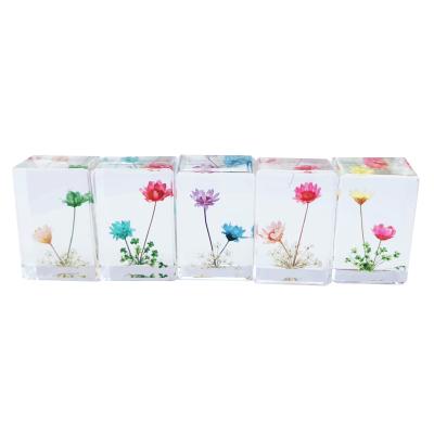 China Fashion Resin Art Floral Cubes Pressed Flower Into Resin Paperweight Display for sale