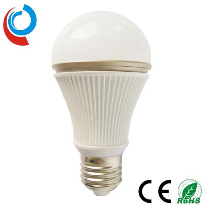 Cina lumi di lampadine di E27 7W SMD LED delle lampadine 560 - 680 di 7W LED A60 con la copertura di vetro per illuminazione dell'interno in vendita