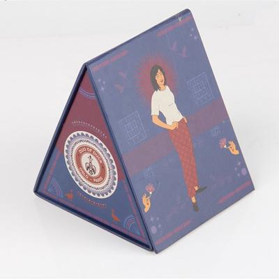 China Recyclable Gift Packaging Pyramid Shaped Solid Cardboard Triangle Box for sale