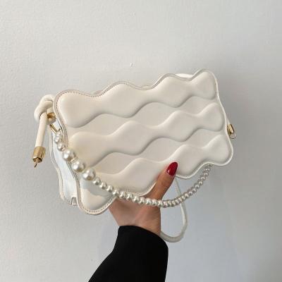 China New fashion fashion pearl chain handbag women handbags with embossed purses and handbags for sale