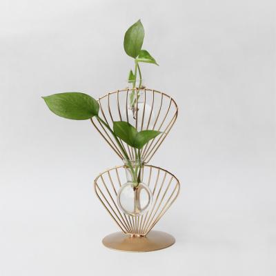 China Plant Flower Vase Modern Vintage Gold Shell Metal Glass Hanging Flower Rack for sale