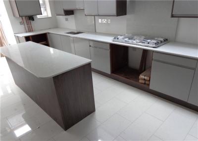 China Commercial Bathroom Quartz Worktops Snow White Quartz Vanity Top with Quartz Rocks for sale