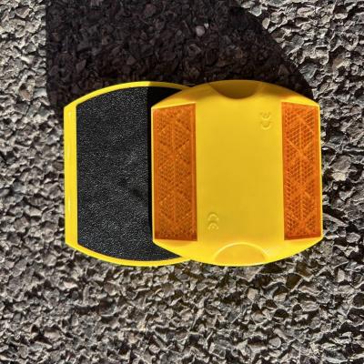 China Refletive Yellow Plastic Cat Eye Reflective Road Studs On The Road for sale