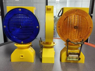 China Solar Led Powered Traffic Warning Barricade Lights For Roadway Safety for sale