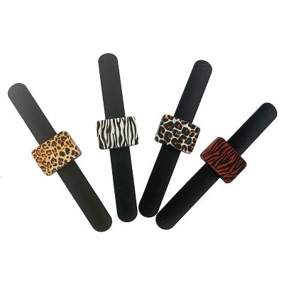 China CLASSIC Strong Magnetic Strap Wrist Sewing Pin Cushion Holder Bracelet For Hair Cuts No Pins for sale