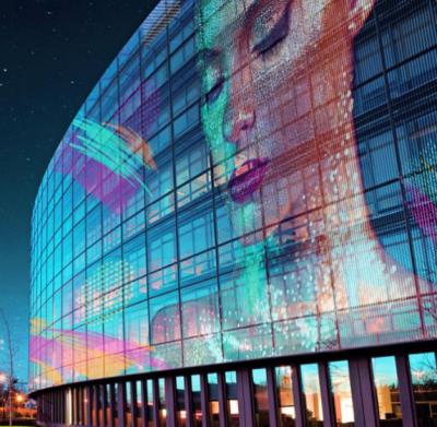 China Pantalla de visualización al aire libre transparente flexible de la pantalla LED P3.91 P7.8 de la malla LED de la cortina de la ventana del edificio BO publicitaria interior en venta