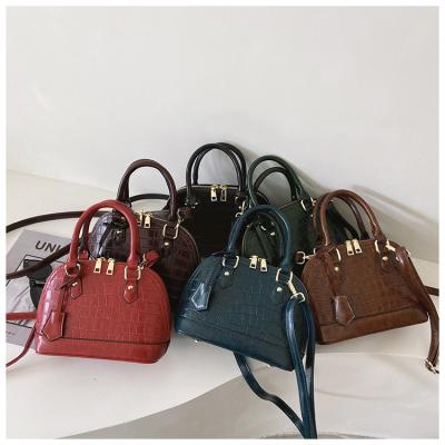 China Newspaper Used 2023 Luxury Ladies Handbags 2020 Vintage Crocodile Bags Shell Shape Women Handbag With Shoulder Strap for sale