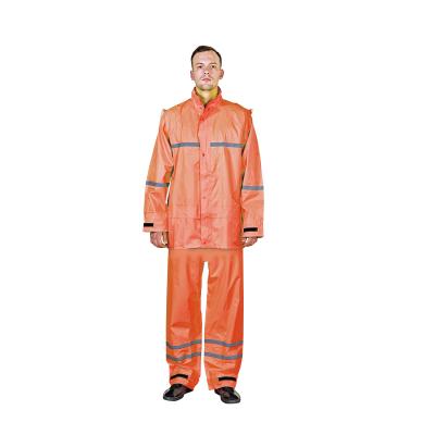 China Geschlechterneutrale Regenkleidung Gummi-Polyester-PVC-Regenanzug mit Reflektorband und Kapuze zu verkaufen