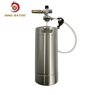 Cina Una CO2 Mini Keg Dispenser, acciaio inossidabile Mini Keg Dispenser di gallone in vendita