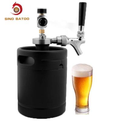 Cina CO2 Mini Keg Dispenser, erogatore di miscela domestica 64oz del rivelatore di cortocircuiti di Matte Black Coated Mini Keg in vendita