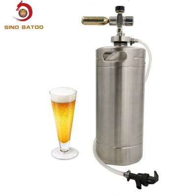 Cina rubinetto a parete semplice della birra di Mini Keg Dispenser With Flexible di CO2 4L in vendita