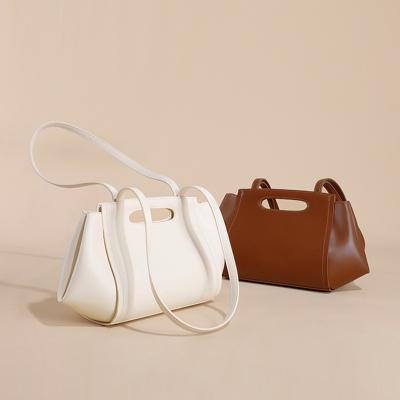 China Polyester Lining Cowhide Handbag Women's Versatile Leather Bag for Everyday Wear for sale