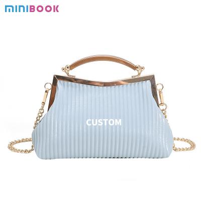 China Bolso de hombro para mujeres de 2023 Bolso de mano de clip simple con correa de cadena y material de cuero PU en venta