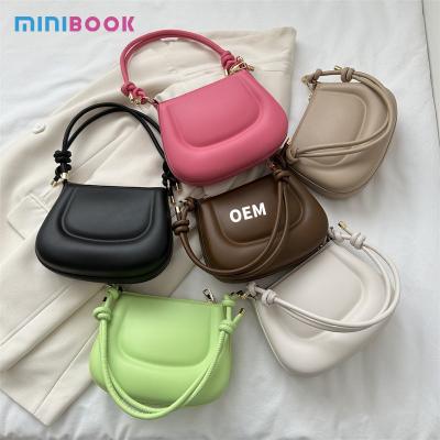 Cina 2024 Summer Street Fashion Simple Solid Color Underarm Bag per la comodità quotidiana in vendita