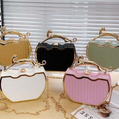 China Low MOQ Mix Models Fashionable Metal Chain Evening Bags for Women's Party Attire for sale