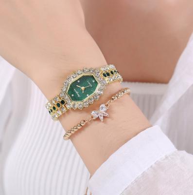 China Newest Diamond Woman Watch Alloy Luxury fashion alloy bracelet casual watch cd030 charm brand waterproof quartz watch for sale