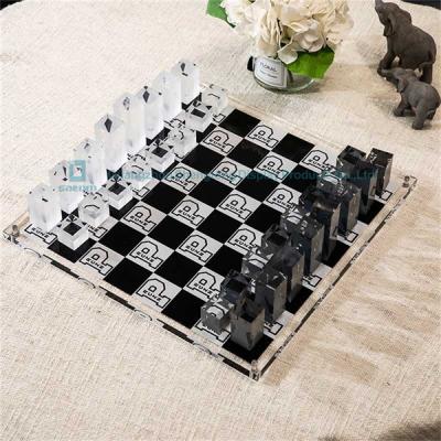 Chine Ensemble blanc et noir classique d'échiquier d'acrylique de lucite de décor de pièces d'échecs à vendre