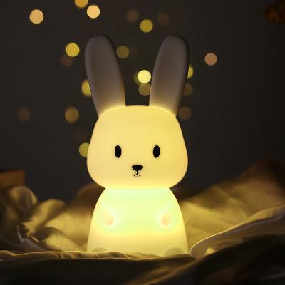 China Luz nocturna de silicona para perros, dibujos animados, lámpara de conejo LED, fuente de alimentación USB/batería en venta