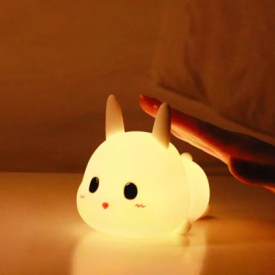 China Fuente de luz personalizada Conejo de dibujos animados lámparas nocturnas de silicona luces 3D LED luz nocturna para niños en venta