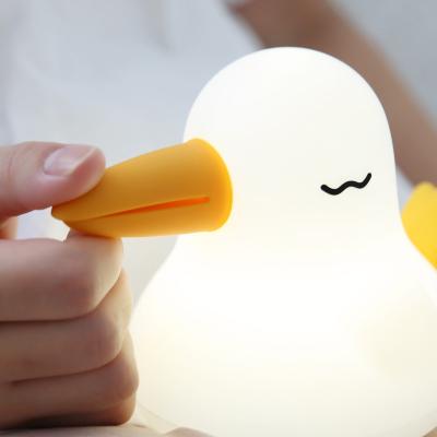 China Luz nocturna de pingüino con colorido brillo LED cambiante y brillo ajustable en venta