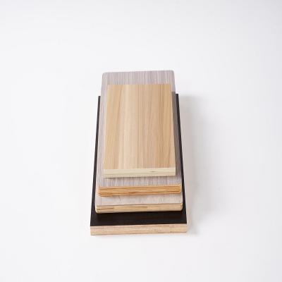 China Modern High glossy 6mm 18mm wood grain color melamine paper coated laminated plywood For Wooden Kitchen for sale