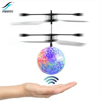 China 2020 New Arrival flying drones induction infrared ball toys Te koop