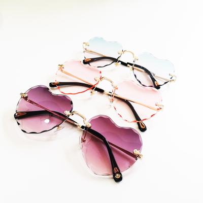 China Fashionable Gradient Ladies Love Heart Metal Heart Rimless Sun Glasses Shades Ladies Shaped Sunglasses Women 2021 for sale