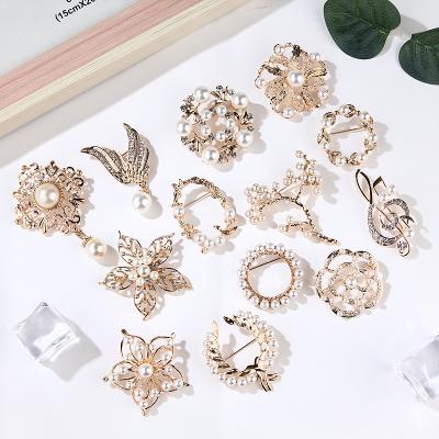 China Fashion Pearl Brooch Fashion Zircon Dress Flower Brooch Flower Brooch Decorative Brooch for sale