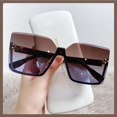 China Exquisite Fashion Sunglasses And Elegant Women's Big Square Metal Frame UV400 Sunglasses for sale