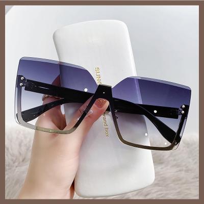 China 2022 Personalized Fashion Party Women Sunglasses Trendy And UV Resistant Stylish 100% Metal Sun Glasses for sale